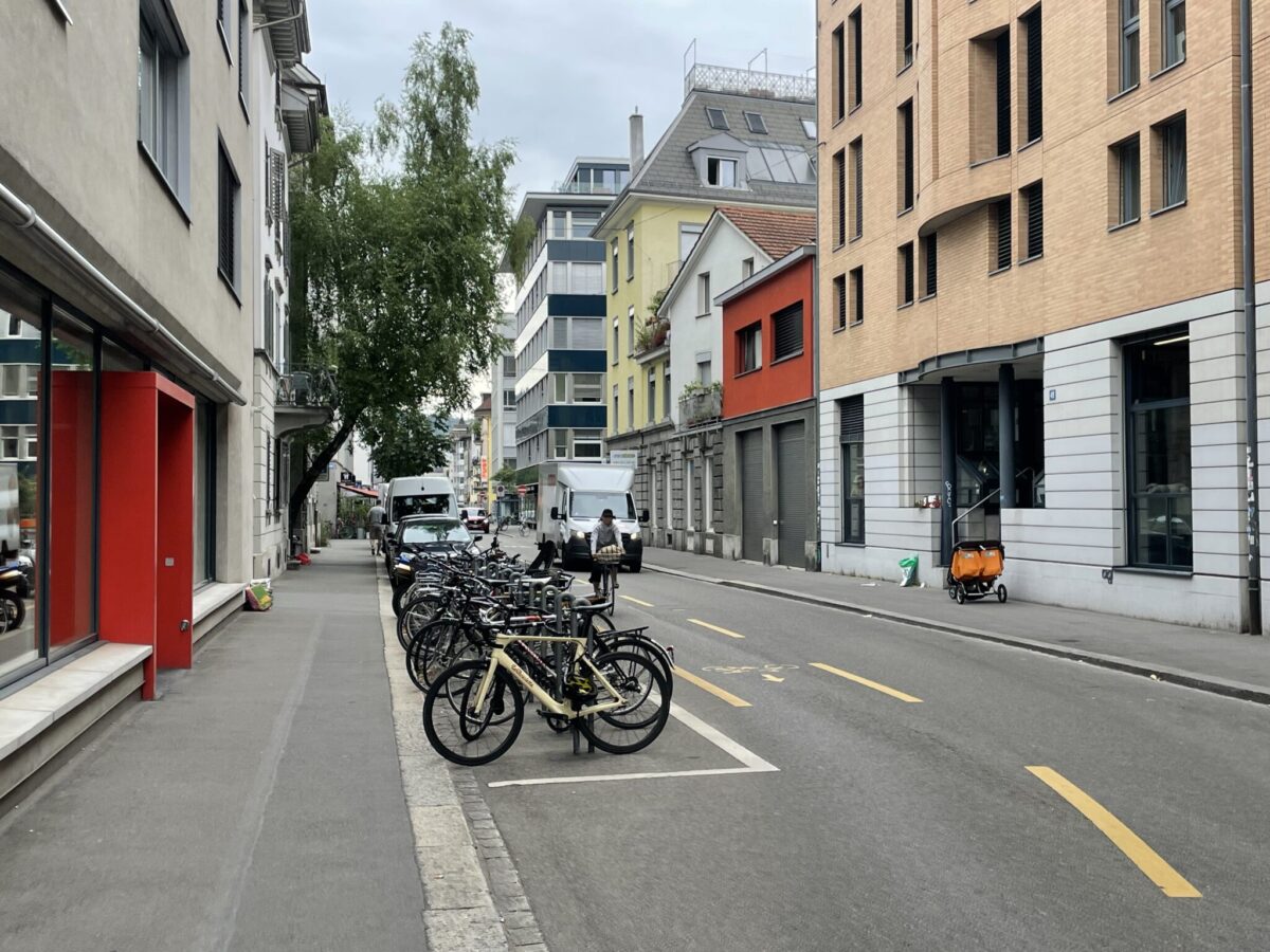 Ve vedlejších ulicích je zde téměř plošně zavedena zóna 30, cykloobousměrky a ve vozovce najdeme stojany na kola.
