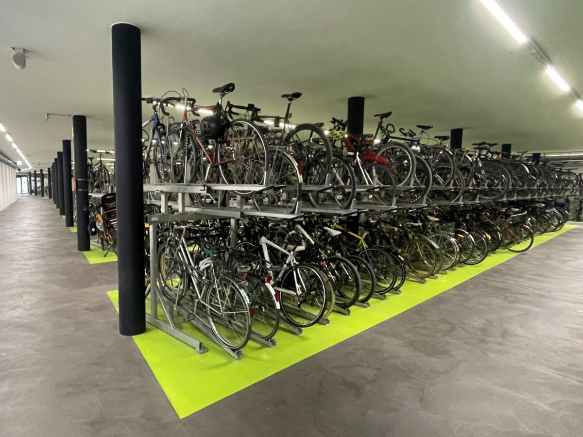 U curyšského hlavního nádraží bylo v roce 2023 otevřeno obrovské podzemní parkoviště pro kola. Je zde neustálý dozor, servis kol i jejich půjčovna. Jako turisté si zde můžete půjčit kola zcela zdarma. Zdroj: Martin Š.