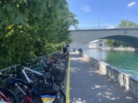 Parkování kol u koupaliště v řece. Všichni krásně dodržují pravidla, ostatně i jako v autě, či na kole. Pokuty jsou zde vysoké a lidé spořádání.