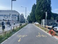 Cyklostezka podél hlavní ulice v centru. S luxusní šířkou a hladkým asfaltem.