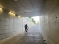 Výjezd z nového podzemního parkoviště.