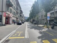 Dánský cyklopás při výjezdu z cykloobousměrky – v řazení před semafory. V druhém směru vede pouze cyklopruh.  Zdroj: Martin Š.