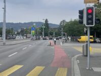 A na dalších důležitých místech je cyklopruh ochráněn i fyzicky: zde dopravním ostrůvkem tak, aby si přes něj řidiči nezkracovali cestu.