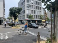 Chodníky na konci bloku nekončí, ale plynule pokračují a všichni ostatní je musí v křižovatkách překonat. To velmi zklidňuje dopravu a dává jasnou preferenci chodcům. Příjemné je i použití zeleně.