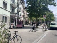 Obytná zóna a náměstíčko, kde jsou pěší, lidi na kole i v autě v jedné rovině. Vede tudy cykloobousměrka.