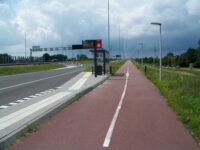 Zastávka autobusu Muiden, Maxisweg. Pohled směrem na západ na cyklostezku-rampu mostu Muiderfietsbrug. Zdroj: Václav Kříž
