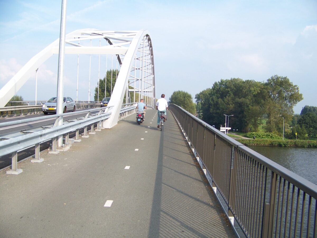 Obousměrná cyklostezka na mostě mnoho metrů nad plavebním kanálem. Zdroj: Václav Kříž