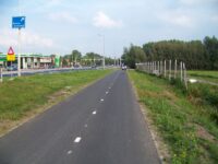 Vpředu řízená křižovatka s cyklopřejezdy na okraji města Weesp. Zdroj: Václav Kříž