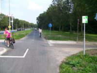 Cyklostezka dál na východ podél silnice mezi starší a novější částí města Weesp. Zdroj: Václav Kříž