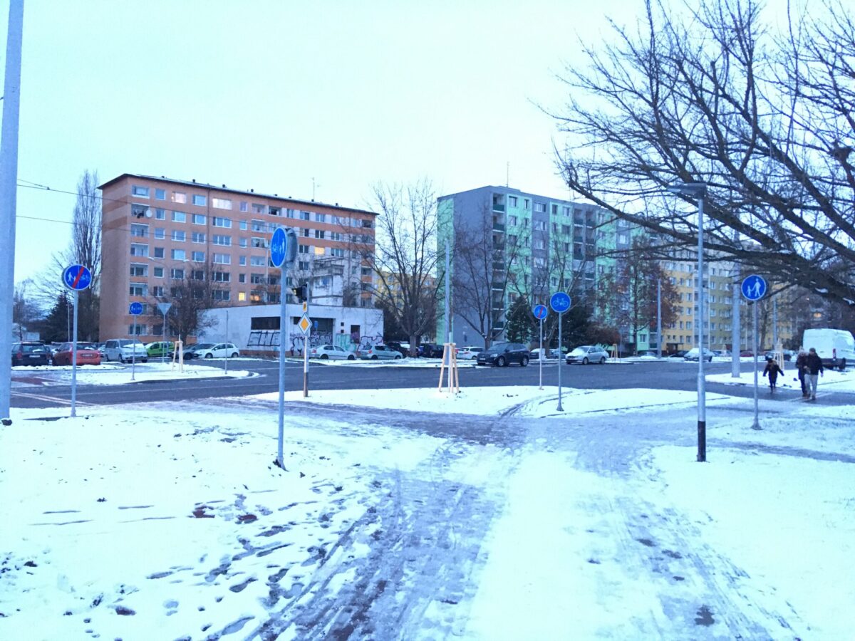 V Česku jsou částí odborné veřejnosti preferována spíše integrační opatření, mimo jiné i s argumentem, že v lokálním prostředí by oddělené cyklostezky nebyly v zimě dostatečně udržovány. Naše zimní návštěva Zikovy spíše potvrzuje, že zimní údržba cyklostezek není v Olomouci prioritou. Zdroj: Jiří Motýl