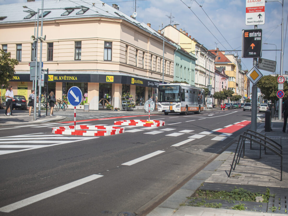 Směr do centra. Za křižovatkou s ulicí Smilova nový cyklopruh končí. Zdroj: F. Moučka