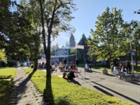 Školní ulice v Praze 10 propojuje areál školy ZŠ Solidarita a místní park. Zdroj: Petr Zewlakk Vrabec