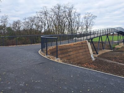 In Čakovice, completion of a footbridge over the tracks and a kilometer of connecting paths is drawing near