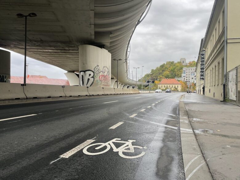 Praha: v dolní části Husitské jsou nové cyklopruhy