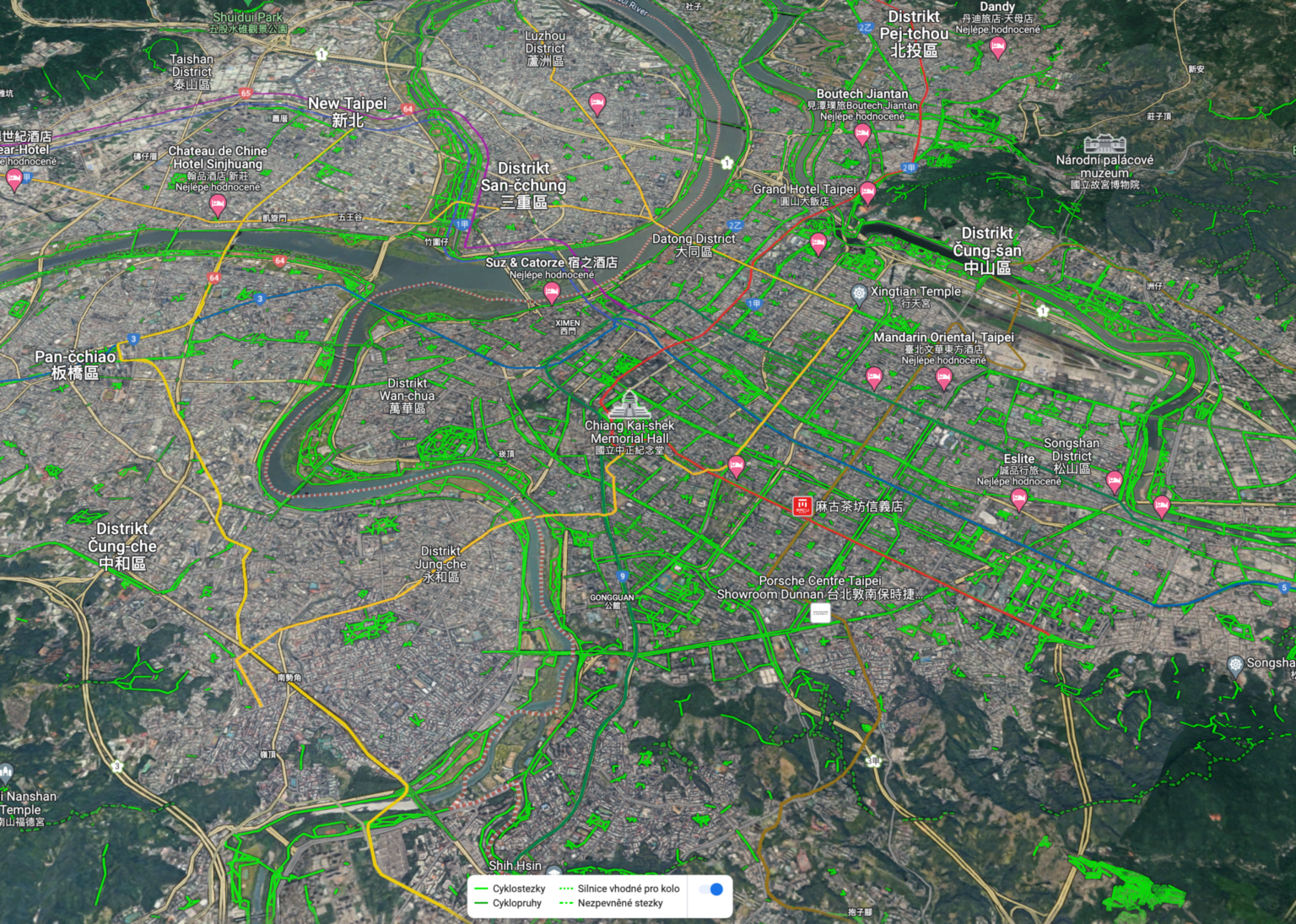 Cyklistická infrastruktura Tchaj-peje proložená satelitním snímkem. Zdroj: Google Maps