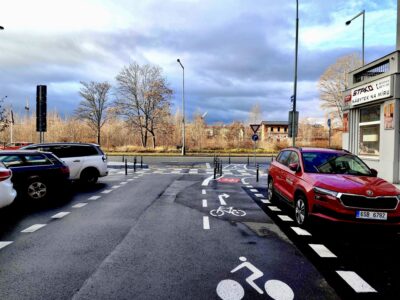 Prague 7 marked a contraflow bike lane in Tusarova Street