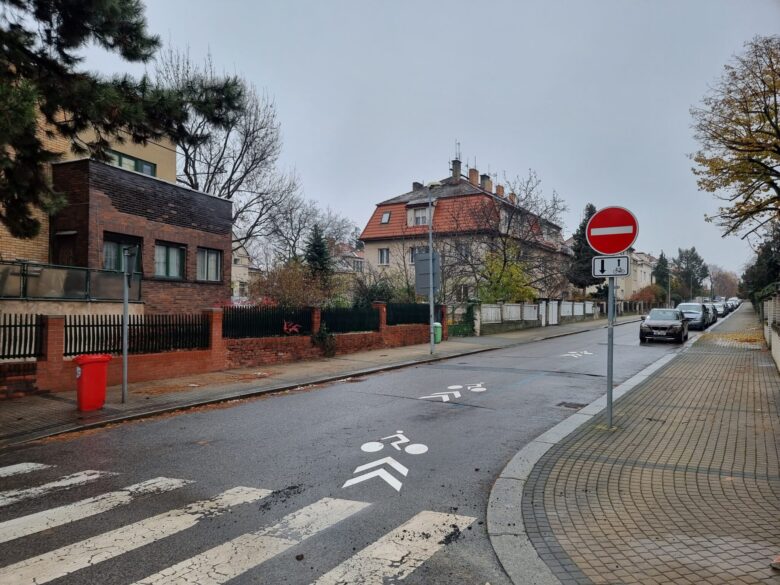 Prague 6 has marked a contraflow bike lane on Cukrovarnická Street