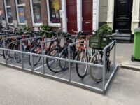 A bike platform where there was once a car parking spot. Zdroj: gemeente.groningen.nl