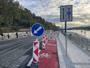 Cyklovídeňská zastávka u Čechova mostu.
