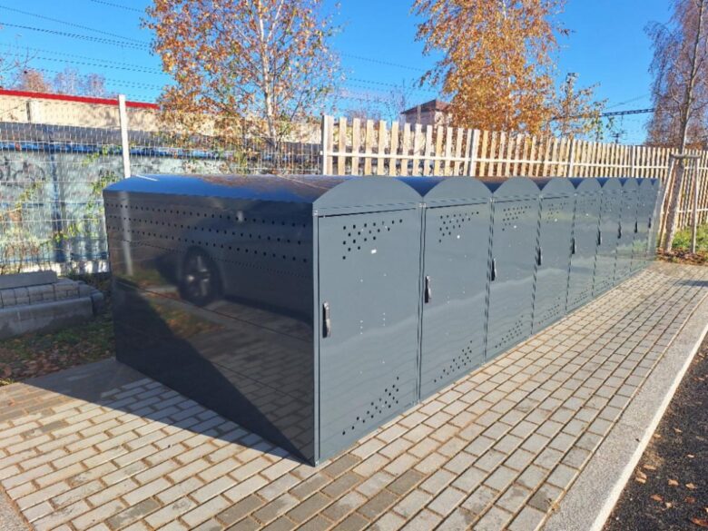 Uhříněves placed 20 bike boxes at the train station. They are available for rent