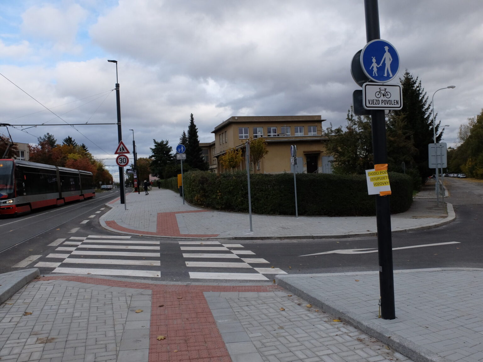 Cyklopřejezd a legalizovaný chodník. Zdroj: Vratislav Filler
