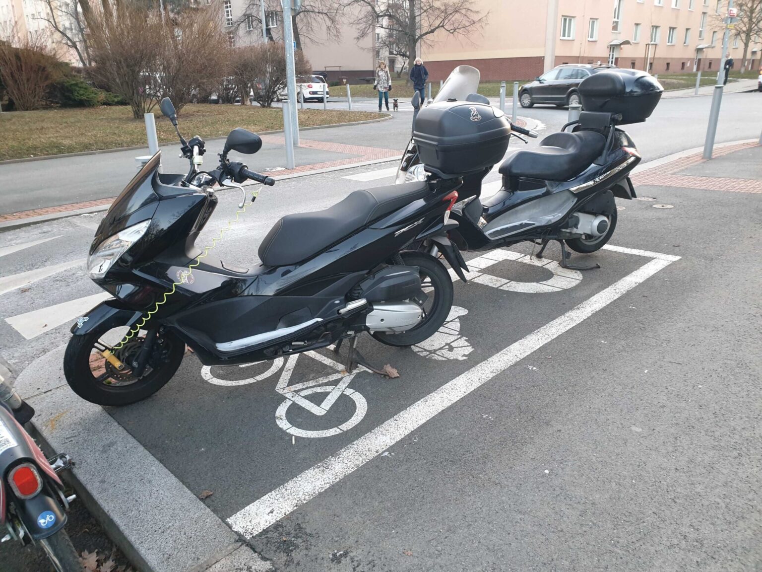 Great to see this precedent in my neighbourhood. In combination with a bike rack to lock my bike to, I would like there to be more parking spaces like this, and one closer to my home. Zdroj: Suzanne Verhaar