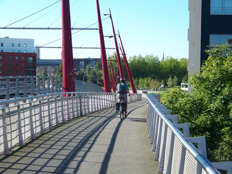 Gent: Pěší a cyklo lávka postavená naráz s tramvajovým mostem