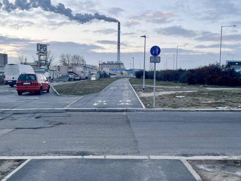 Sedm kilometrů legalizovaných chodníků podél Průmyslové ulice v Praze