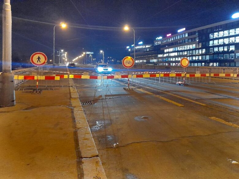 Libeňský most zůstane uzavřen několik týdnů, TSK vyrobí konstrukci na podepření
