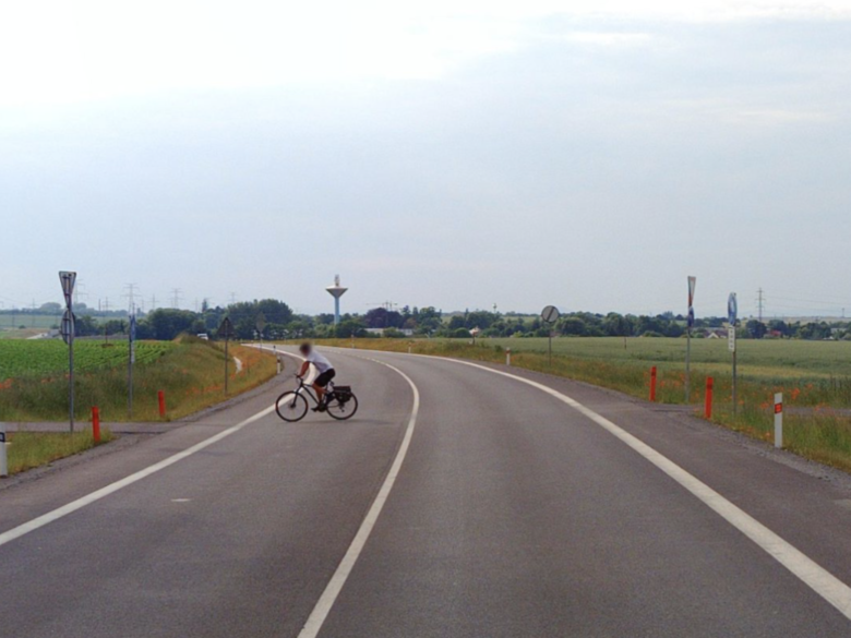 The new bypass around Zápy has interrupted a European bike route. The region wants a remedy