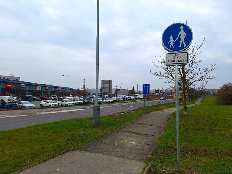 Prague: The sidewalk between Kunratice and Libuší is now legal to use on a bike