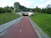 Rampy cyklopodjezdu mohou být kratší díky tomu, že železnice je mírně vyvýšena. Zdroj: Václav Kříž