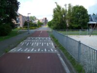 Na cyklostezkách v Nizozemsku jsou někdy nedrncavé zpomalovače rychle jedoucích mopedů. Zdroj: Václav Kříž