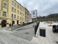 Celé náměstí je v režimu pěší zóny s povoleným vjezdem kol. Zdroj: Jiří Motýl