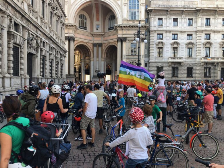 Milán: dětské cyklojízdy s muzikou a vlajkami