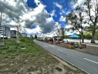 Za mostem Barikádníků stezka pokračuje dál směrem Trojský most. Zdroj: TSK Praha