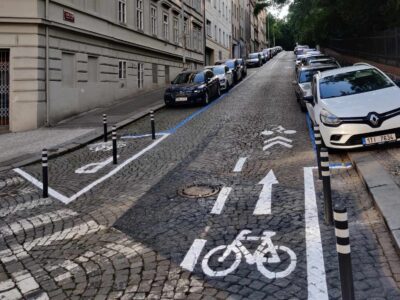 Prague 7 has marked a contraflow bike lane on Skalecká Street