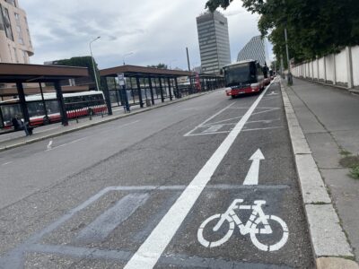 Praha vyznačila cykloobousměrku skrz autobusové stanoviště Želivského