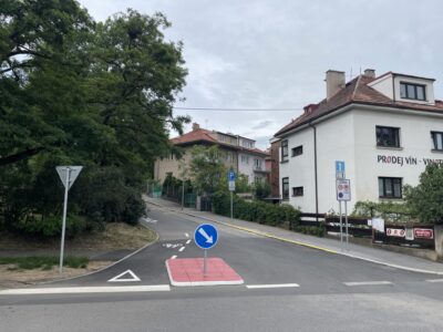 Short but practical: a contraflow bike lane on Pod Kapličkou Street in Prague 10