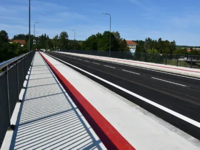 Opravený most v Týně nad Vltavou získal cyklopásy. Zatím bez nájezdu