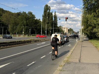 Prague marked the missing section of bike lanes on Plzeňská Street
