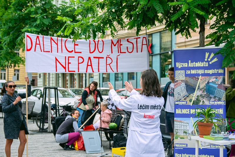 Pokusy o humanizaci magistrály trvají dlouho. Loni spolek AutoMat předal na pražský magistrát petici požadující kvalitní rekonstrukci magistrály. Zdroj: Spolek AutoMat