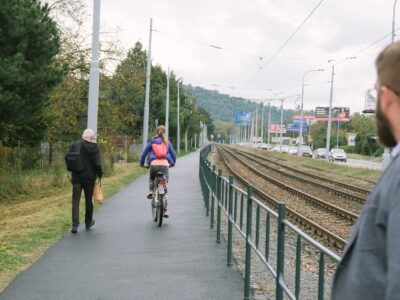 Chodník podél Kníničské v Brně byl opraven a legalizován, sedm let od prvních plánů