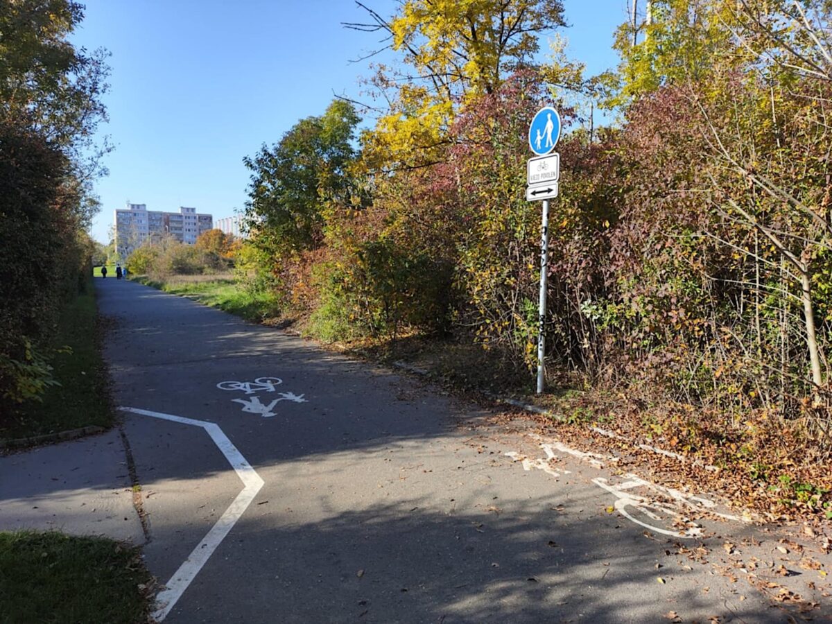 Legalizace podél ulice K Pazderkám, vodorovné značení zdůrazňuje možnost pohybu cyklistů i vyhrazuje prostor pro chodce. Zdroj: A. Liddell