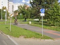 Legalizovaný chodník při ulici Lodžská.