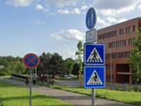 Značení přejezdu a legalizovaného chodníku. Zdroj: GoogleMaps