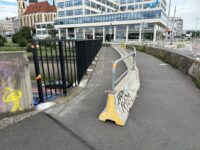 Nové zábradlí a citybloky.