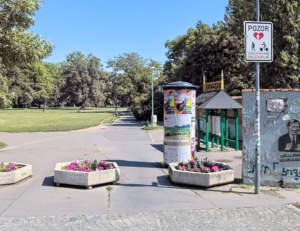 Nynější vjezd do parku Kampa ze strany Újezdu (2024)