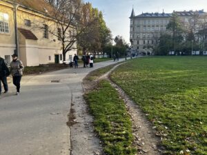 Neformální pěšina používaná cyklisty k míjení zalidněného chodníku na Kampě.