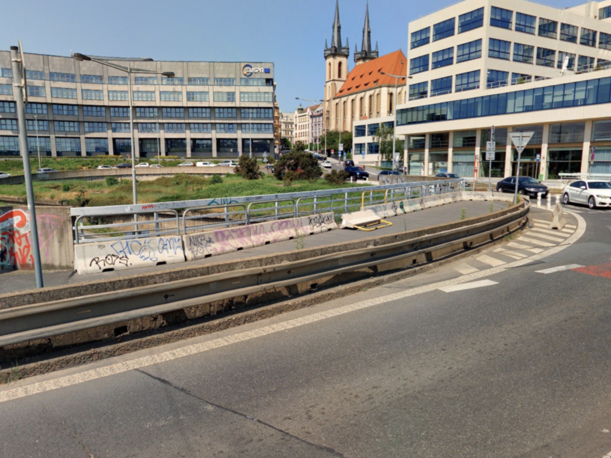 Stav před úpravou zábradlí.